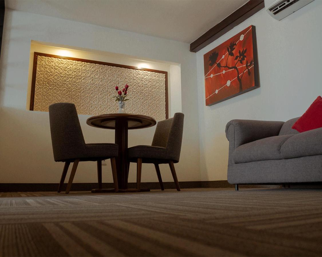 Готель Ramada Plaza By Wyndham Леон Екстер'єр фото